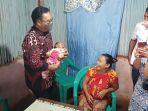 kepala-bkkbn-dr-hasto-wardoyo-saat-meninjau-ke-desa-kesetnana-kecamatan-mollo-selatan.jpg