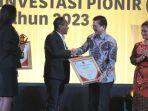 kepala-bkpm-bahlil-lahadalia-memberikan-penghargaan-kepada-presiden-direktur-ptfi-tony-wenas.jpg
