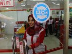 kepala-bnn-pasang-stiker-stop-narkoba-di-gerai-ritel_20151127_115731.jpg