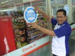 kepala-bnn-pasang-stiker-stop-narkoba-di-gerai-ritel_20151127_115846.jpg