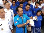 kepala-bnnp-sumut-brigjend-marsauli-siregar-kemeja-biru-memperlihatkan-barang-bukti_20180219_131427.jpg