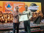 kepala-bnpb-doni-monardo-kanan-menyerahkan-penghargaan-untuk-tribunnewscom-1.jpg