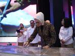 kepala-bpom-penny-b-lukito-membubuhkan-tanda-tangan-di-peluncuran-buku.jpg
