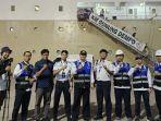 kepala-cabang-jakarta-pt-pelni-persero-dicky-dermawandi-tengah-di-dermaga-tanjung-priok.jpg