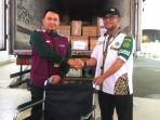 kepala-daker-bandara-abdillah-m-tohir-menerima-100-kursi-roda-untuk-jemaah-haji-lansia.jpg