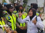 kepala-desa-pepe-siti-habibatun-yulaika-menangis.jpg