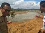 kepala-dinas-pupr-perkim-kaltara-suheriyatna-berbincang-dengan-kepala-b_20170807_140233.jpg
