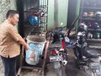 kepala-humas-uisu-zakaria-siregar-menunjukkan-tempat-sampah-di-ar_20171129_124010.jpg