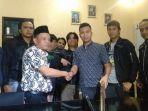 kepala-kampung-negara-bumi-ilir-indra-sanjaya-serahkan-senjata-api.jpg