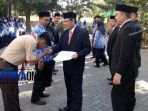 kepala-kemenag-lamongan-sholeh-az-menyerahkan-santunan-kepada-hafi-drajat-de_20180817_181944.jpg