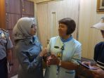 kepala-ruang-hiperbarik-suster-intan-sitorus-kanan_20181106_121834.jpg