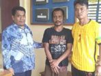 kepala-rutan-blangkejeren-bersama-tahanan-armen-toni_20180520_114911.jpg