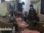 kepala-sdn-moyoketen-1-riyadi-saat-klarifikasi-di-bawaslu-tulungagung.jpg