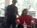 kepala-sekolah-smp-negeri-4-lolak-astri-tampi-duduk-di-kursi-roda-korban-penganiayaan-wali-murid_20180214_134755.jpg