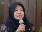 kepala-sekolah-smpn-1-turi-titik-nurdiana-jumpa-pers-di-smpn-1-turi.jpg