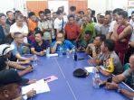 kepolisian-bersama-tni-memediasi-bentrokan-antara-warga-dengan-pt-cipta-agung-prima_20180119_130713.jpg