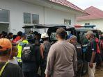 kepolisian-dan-pihak-keluarga-membawa-jenazah-fr-ke-mobil-ambulans-fr-t.jpg