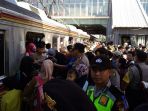 kepolisian-polres-metro-jakarta-barat-melakukan-pengamanan-di-area-stasiun-kereta-api_20180102_123032.jpg