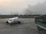 kepulan-asap-akibat-kdari-kebakaran-lahan-terlihat-tepat-di-belakang-bandara-apt-pranoto-samarinda.jpg
