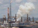 kepulan-asap-dari-lokasi-kebakaran-di-area-kilang-minyak-pertamina-balikpapan.jpg