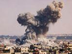 kepulan-asap-membumbung-selama-pemboman-israel-di-rafah-di-selatan-jalur-gaza-pada-19-oktober-2023.jpg