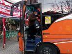 kepulangan-pekerja-migran-tki-dari-surabaya-ke-tulungagung.jpg