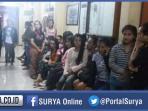 kerabat-korban-di-rs-saiful-anwar-sabtu-malam_20151115_050720.jpg