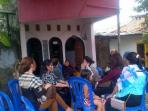 kerabat-memenuhi-rumah-kakak-kandung-deudeuh_20150412_193720.jpg