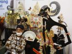 kerajinan-wayang-kulit-hadir-di-jakarta-fair-2022_20220620_183917.jpg