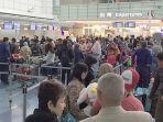 keramaian-turis-di-bandara-haneda-tokyo.jpg