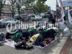 Spanduk Raksasa Indonesia Sekarat, Poster Rakyat Tercekik hingga Keranda Berisi Guling di Padang