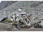 kerangka-manusia-di-sekitar-danau-roopkund-111.jpg