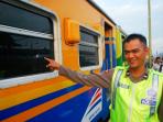 kereta-dilempar-batu_20150625_100355.jpg