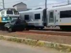 kereta-tabrak-mobil-di-tambun.jpg