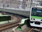 kereta-yamanote-line-dari-east-japan-railway-jr-east-beroperasi-di-tokyo.jpg