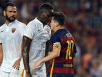 keributan-antara-lionel-messi-dan-mapou-yanga-mbiwa-2_20150806_182654.jpg