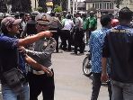 kericuhan-sopir-taksi-vs-go-jek-di-depan-balai-kota-solo_20170315_164513.jpg