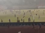 Stadion Lukas Enembe Ricuh usai Persipura Gagal Lolos Liga 1: Penonton Pingsan, Polisi Kena Lemparan