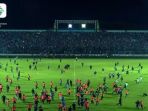 kericuhan-terjadi-di-laga-arema-fc-vs-persib-bandung_20180416_011132.jpg
