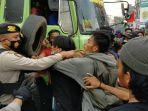kericuhan-warnai-aksi-unjuk-rasa-ratusan-mahasiswa-dari-sejumlah.jpg