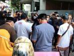 kerumunan-orang-di-depan-rumah-yusuf-mansur-new.jpg