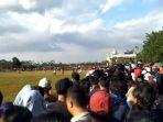 kerumunan-penonton-sepak-bola-antarkampung.jpg