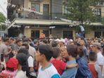 kerumunan-warga-padati-lokasi-rekontruksi-wanita-yang-ditemukan-tewas-dalam-lemari.jpg