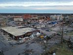 kerusakan-parah-akibat-tornado-di-kentucky-as_20211213_101040.jpg