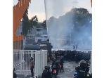 kerusuhan-antara-aparat-keamanan-dan-suporter-pecah-di-stadion-jatidiri.jpg