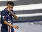 kesedihan-neymar-gagal-rengkuh-trofi-liga-champions.jpg