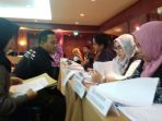 kesibukan-petugas-dari-kpu-provinsi-dki-jakarta-terlihat-di-aula-bina-karya_20170215_211712.jpg