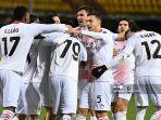 kessie-dan-pemain-ac-milan-lainnya-saat-laga-melawan-benevento.jpg