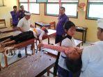 kesurupan-satu-persatu-siswi-tumbang-dan-histerisdewa-ayu-masukkan.jpg