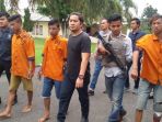 ketiga-pelaku-pembunuhan-saat-digiring-petugas-sat-reskrim-polres-ogan-ilir_20180130_235559.jpg